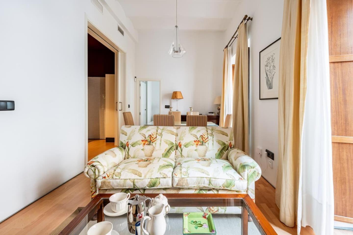 Komodo Sierpes: Bright & Classy Central Apartment เซบีญา ภายนอก รูปภาพ