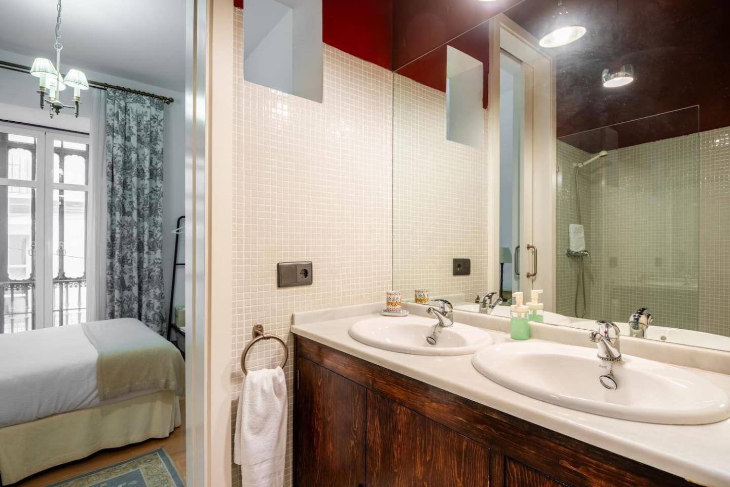 Komodo Sierpes: Bright & Classy Central Apartment เซบีญา ภายนอก รูปภาพ